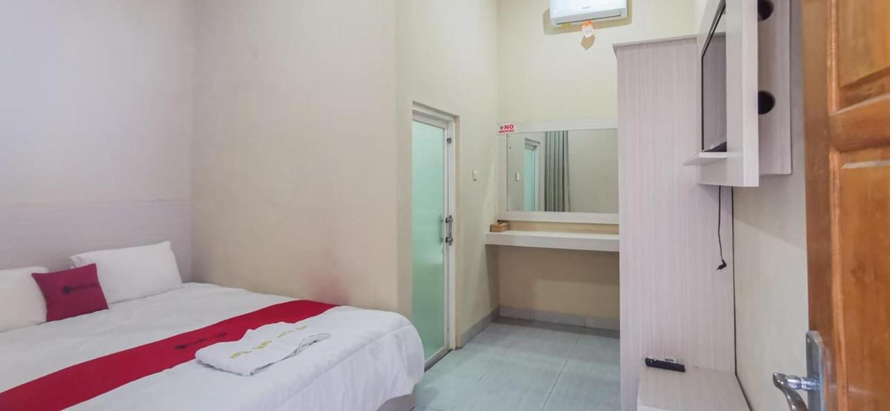 Reddoorz Near Pantai Pancer Door Pacitan Hotel Bagian luar foto